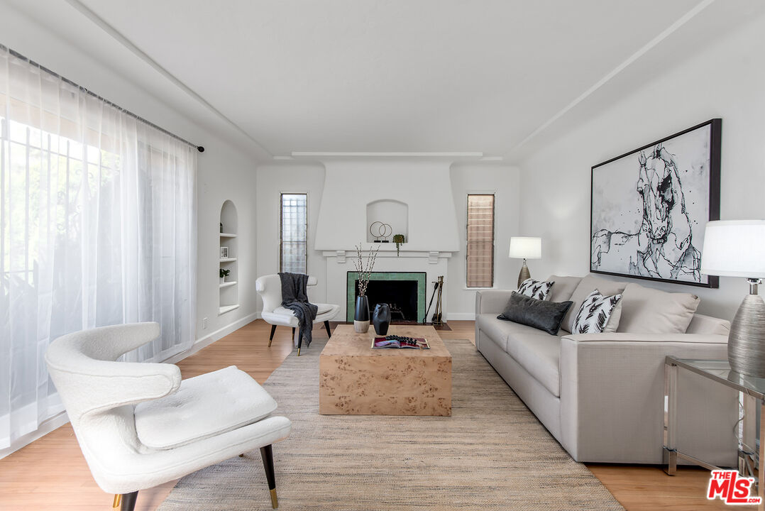 1112 S Point View St