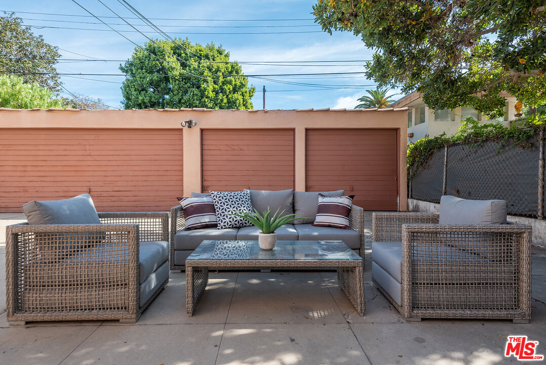 1112 S Point View St