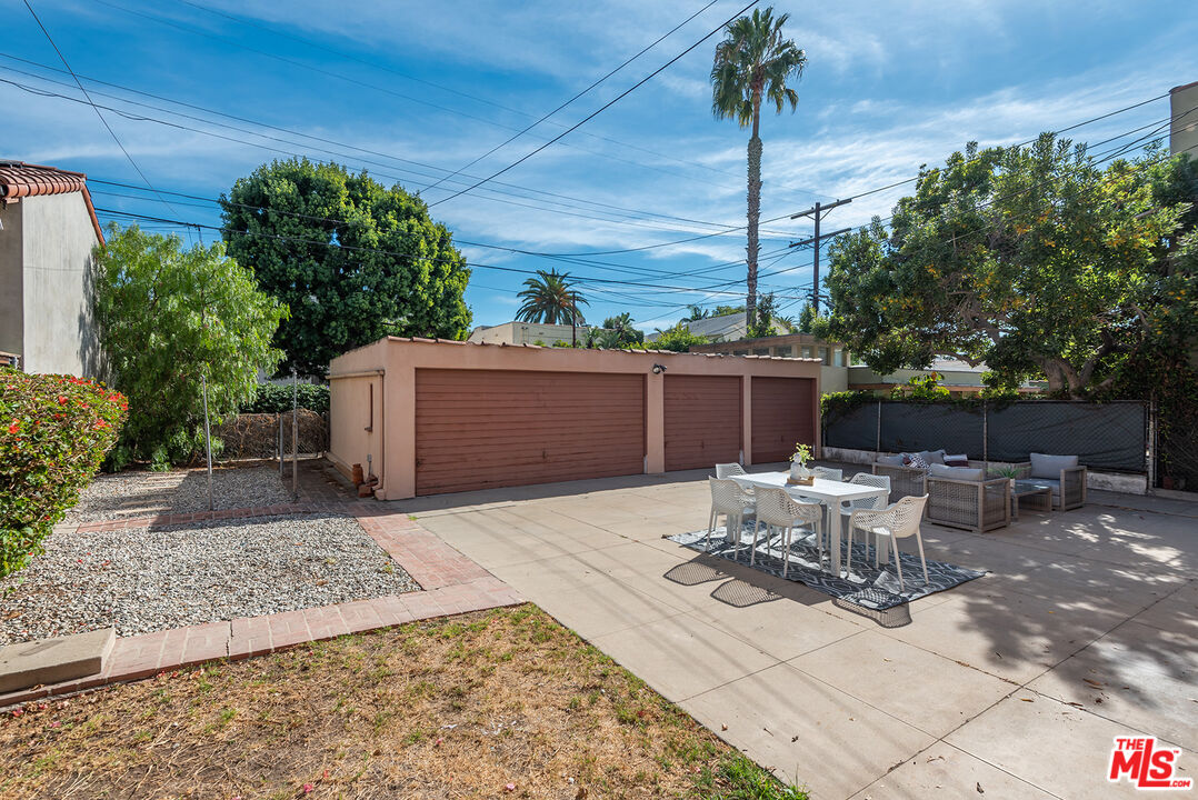 1112 S Point View St