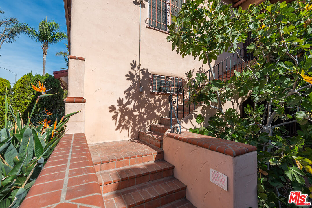 1112 S Point View St