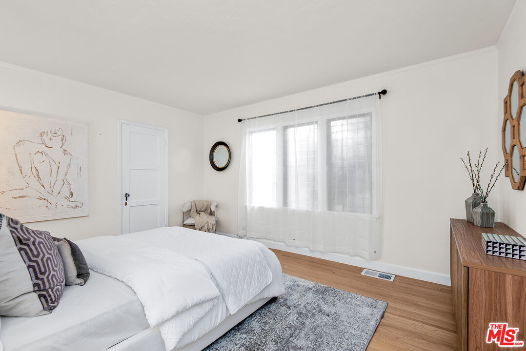 1112 S Point View St