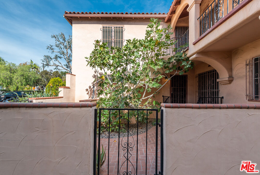 1112 S Point View St