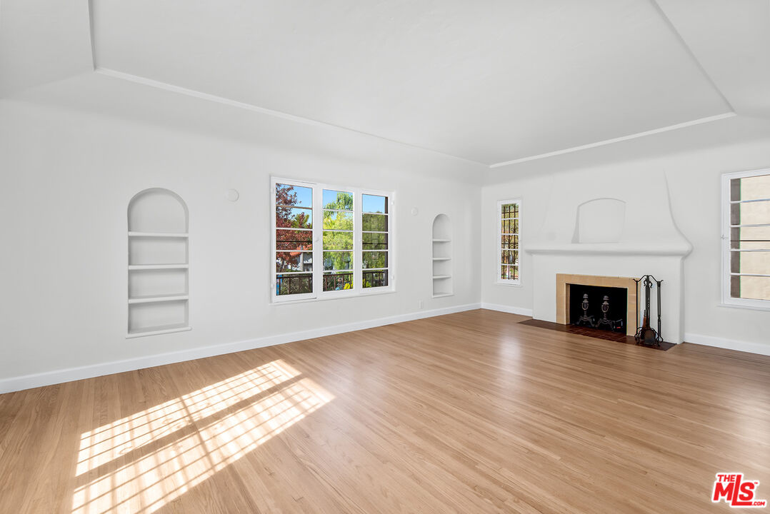 1112 S Point View St