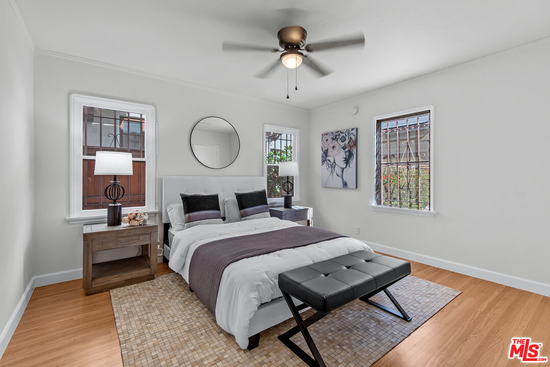 1112 S Point View St