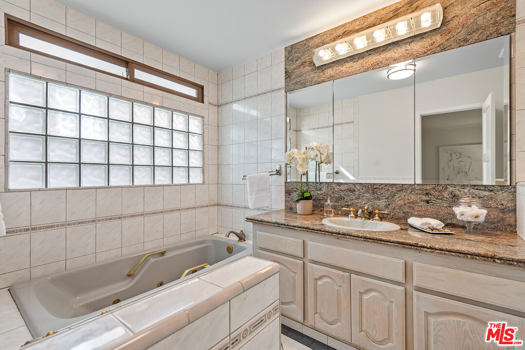 1112 S Point View St