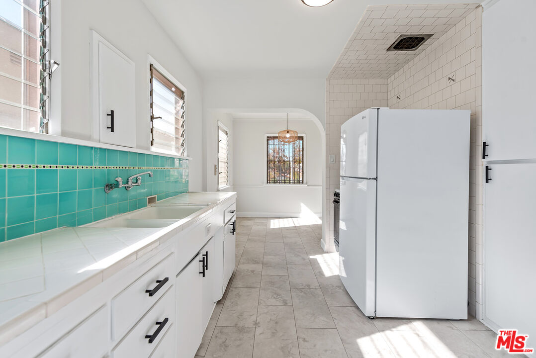 1112 S Point View St