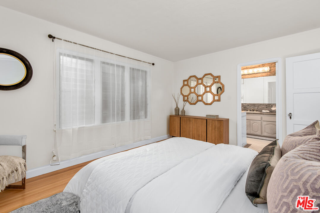 1112 S Point View St