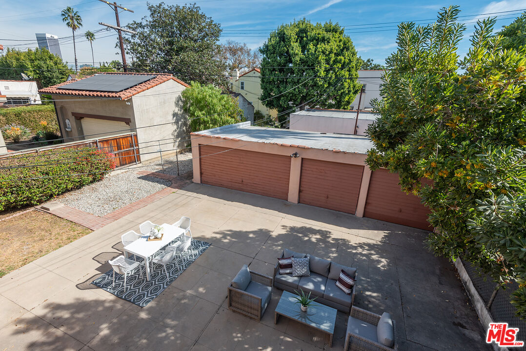 1112 S Point View St