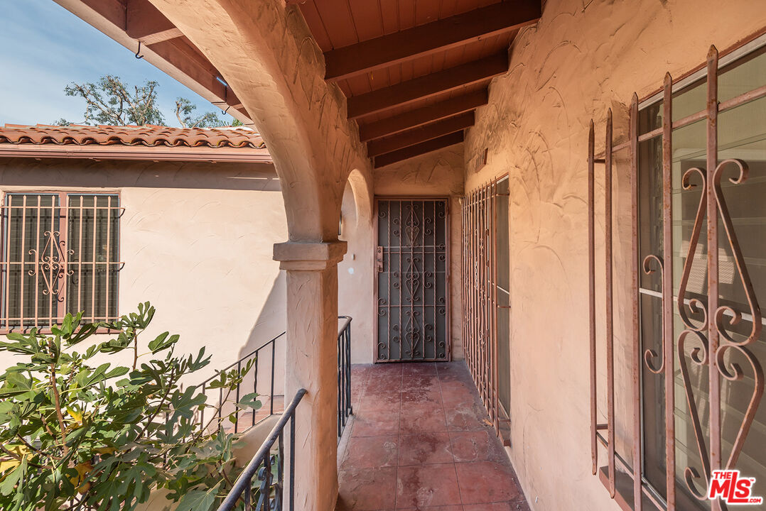 1112 S Point View St