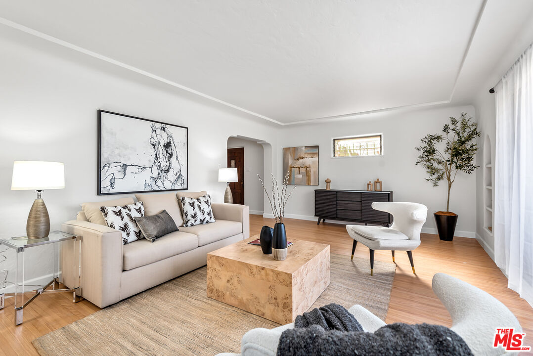 1112 S Point View St