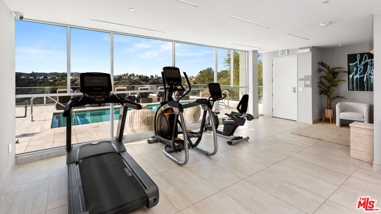 2391 Roscomare Unit: 301