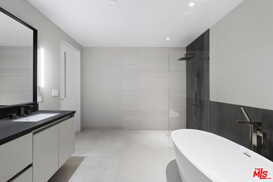 2391 Roscomare Unit: 301