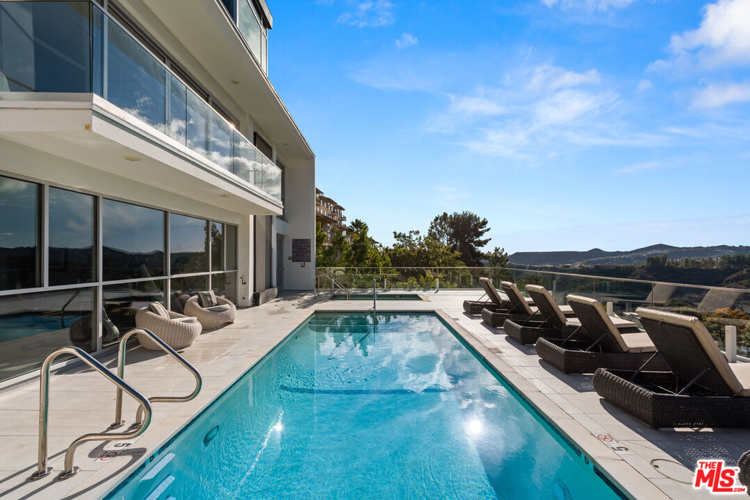 2391 Roscomare Unit: 301