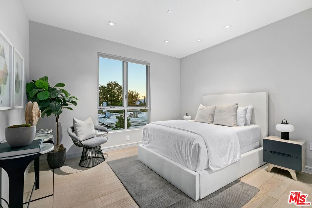 2391 Roscomare Unit: 301