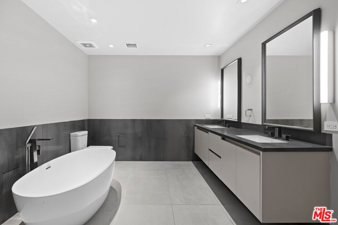 2391 Roscomare Unit: 301