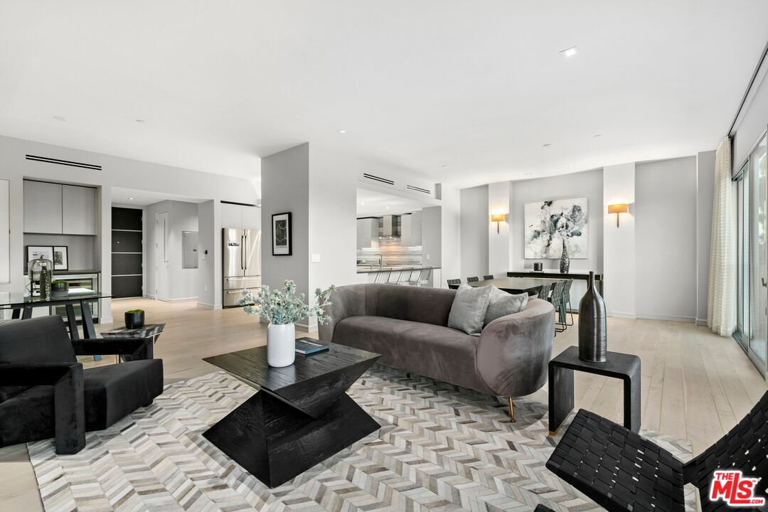 2391 Roscomare Unit: 301