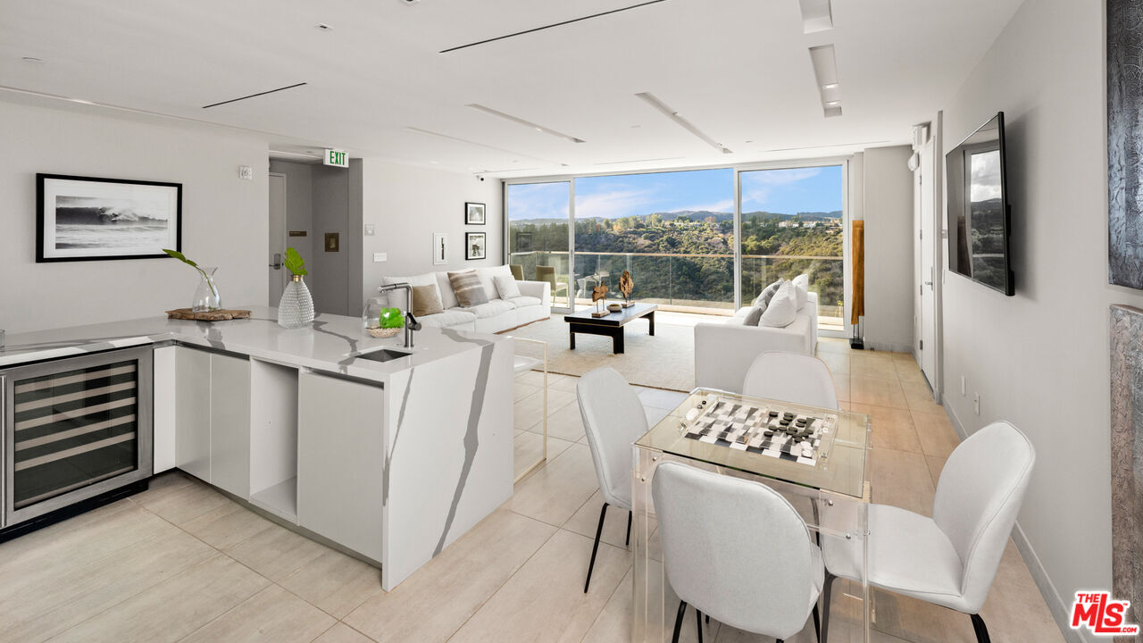 2391 Roscomare Unit: 301