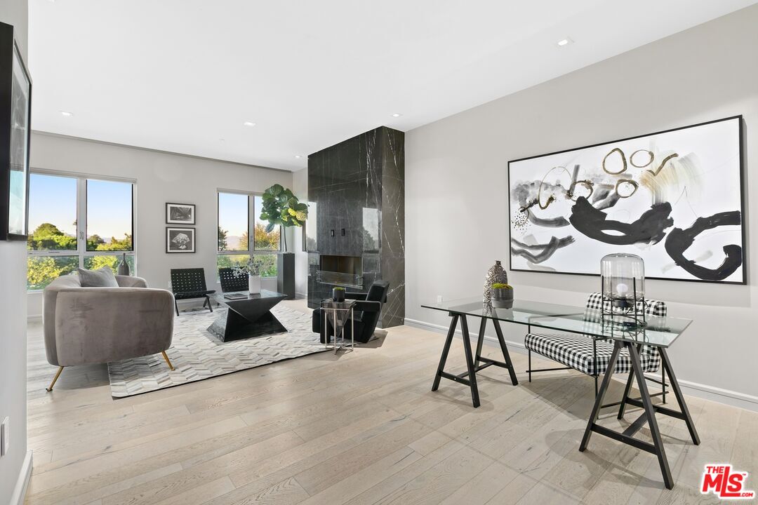 2391 Roscomare Unit: 301