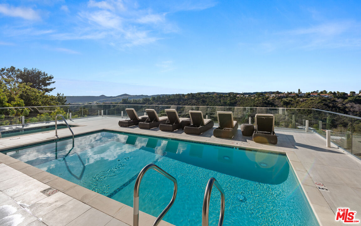 2391 Roscomare Unit: 301