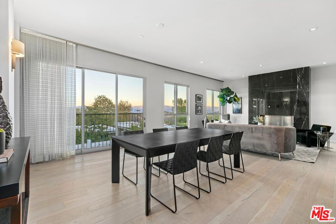 2391 Roscomare Unit: 301