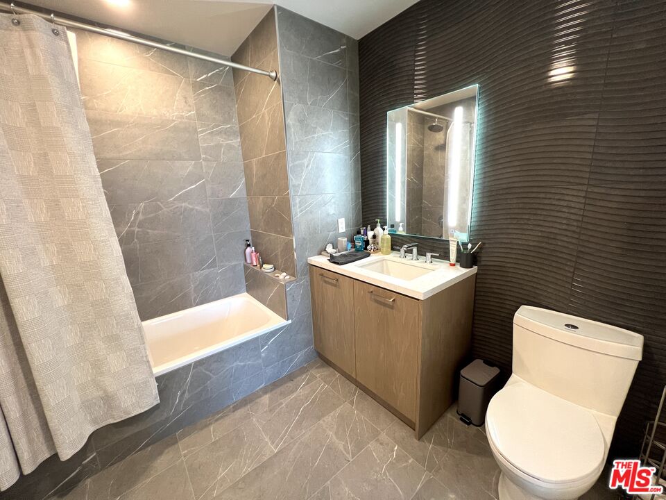 400 S Broadway Unit: 1807