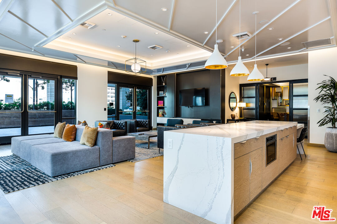 400 S Broadway Unit: 1807