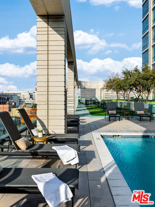 400 S Broadway Unit: 1807