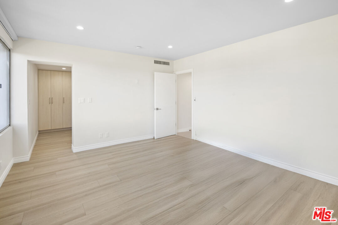 865 Comstock Ave Unit: 10D/E