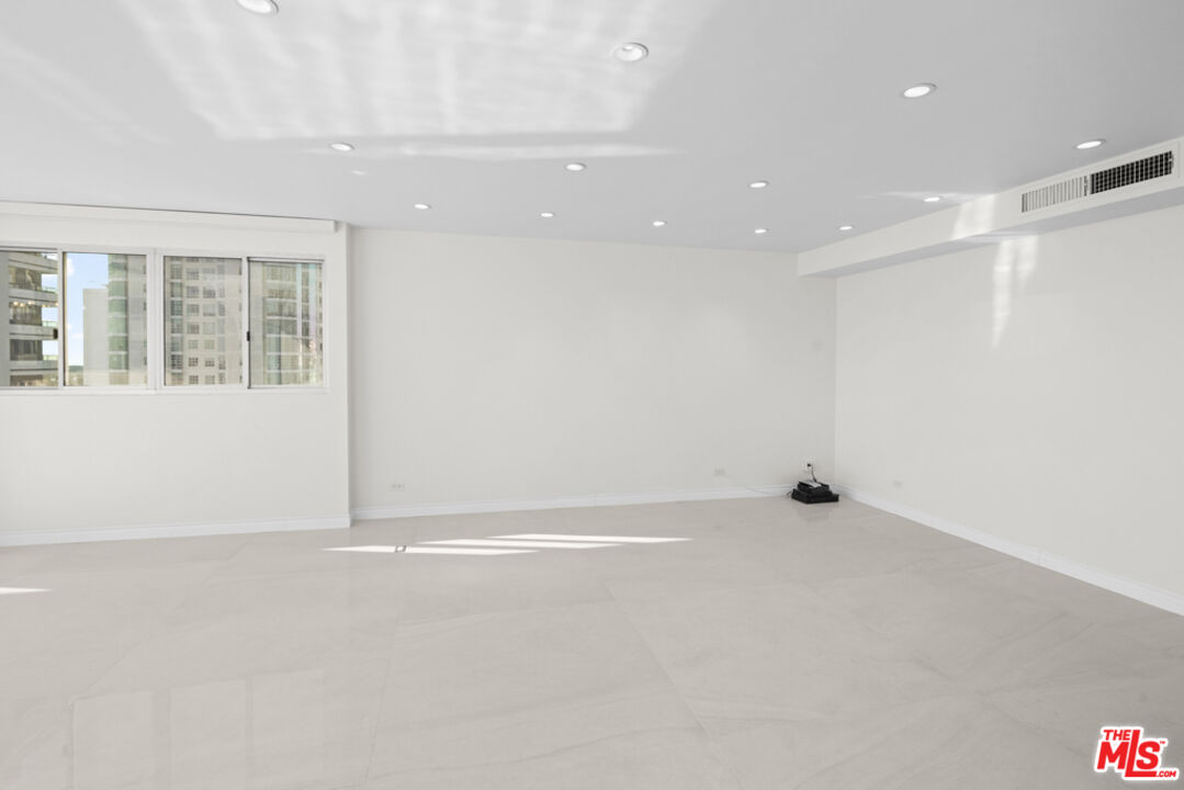 865 Comstock Ave Unit: 10D/E