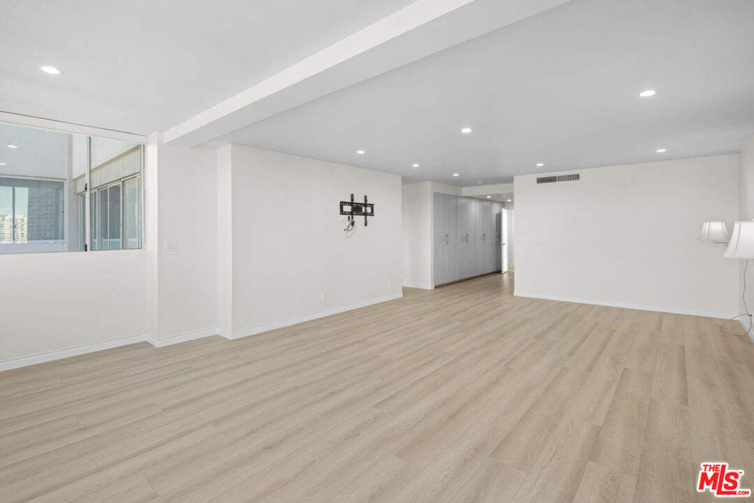 865 Comstock Ave Unit: 10D/E