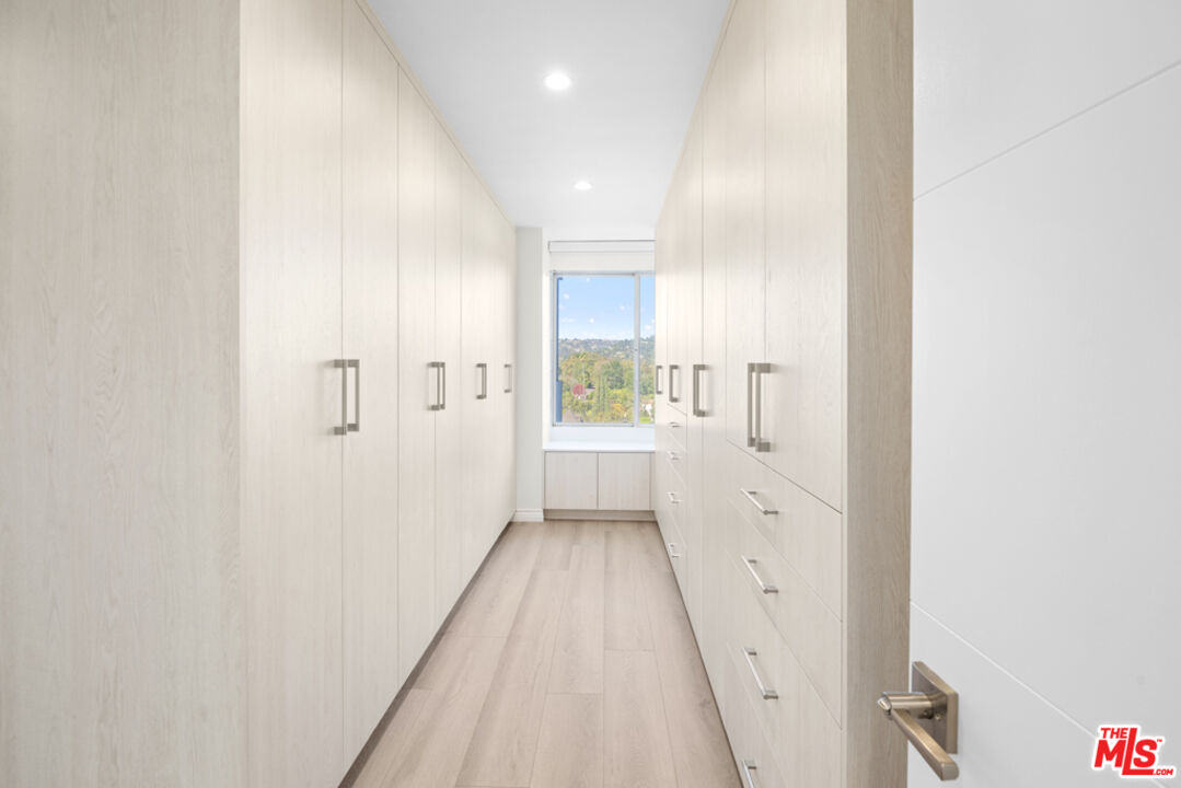 865 Comstock Ave Unit: 10D/E