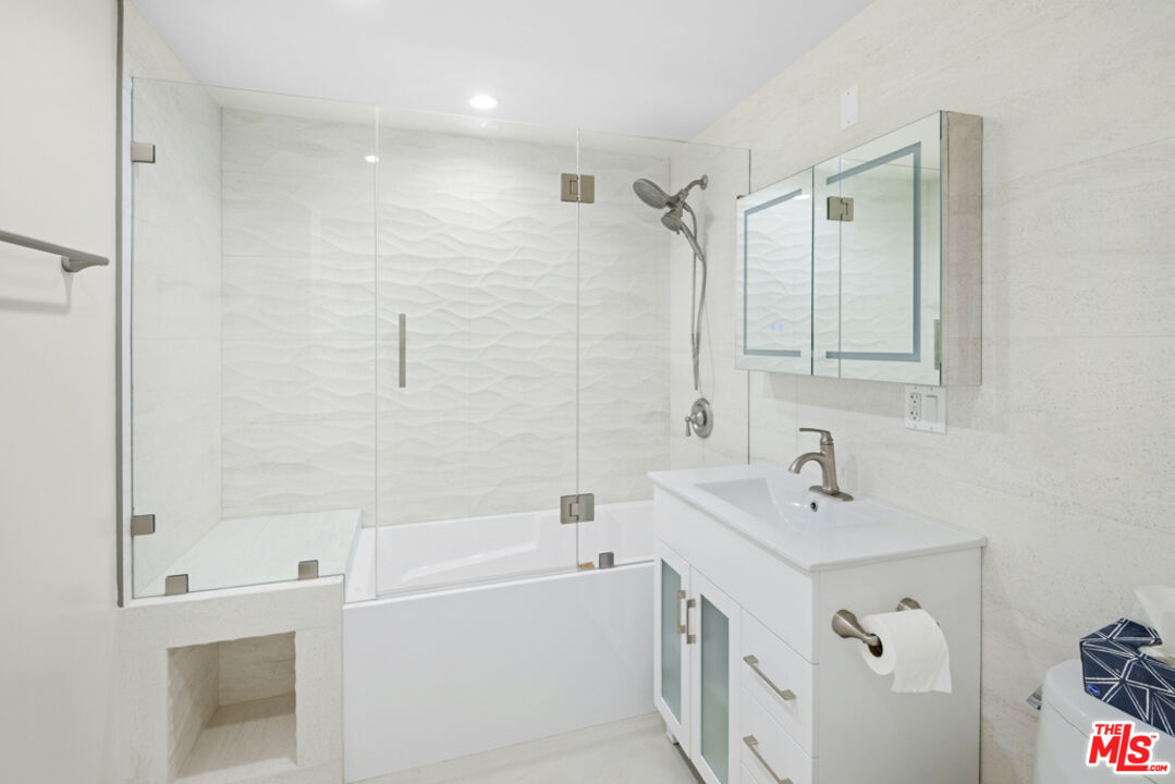 865 Comstock Ave Unit: 10D/E