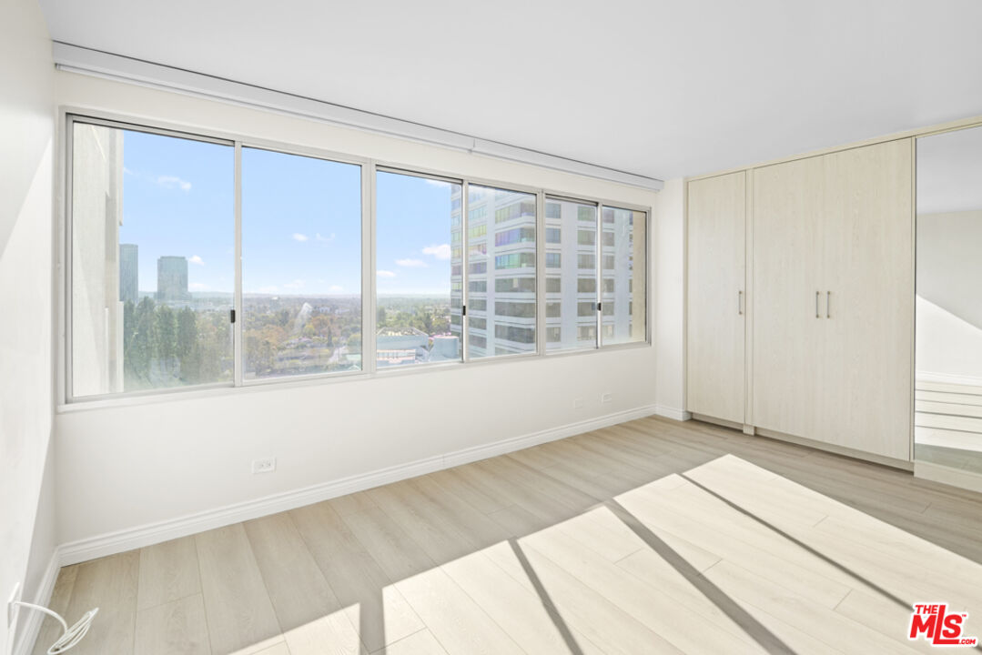 865 Comstock Ave Unit: 10D/E