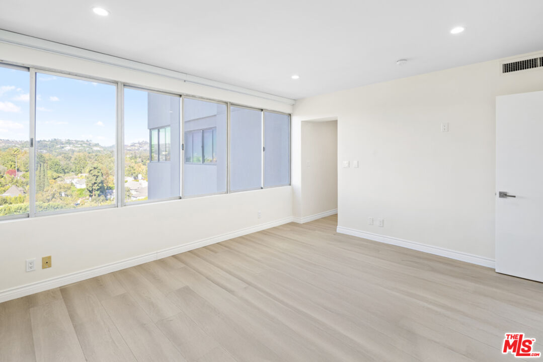 865 Comstock Ave Unit: 10D/E