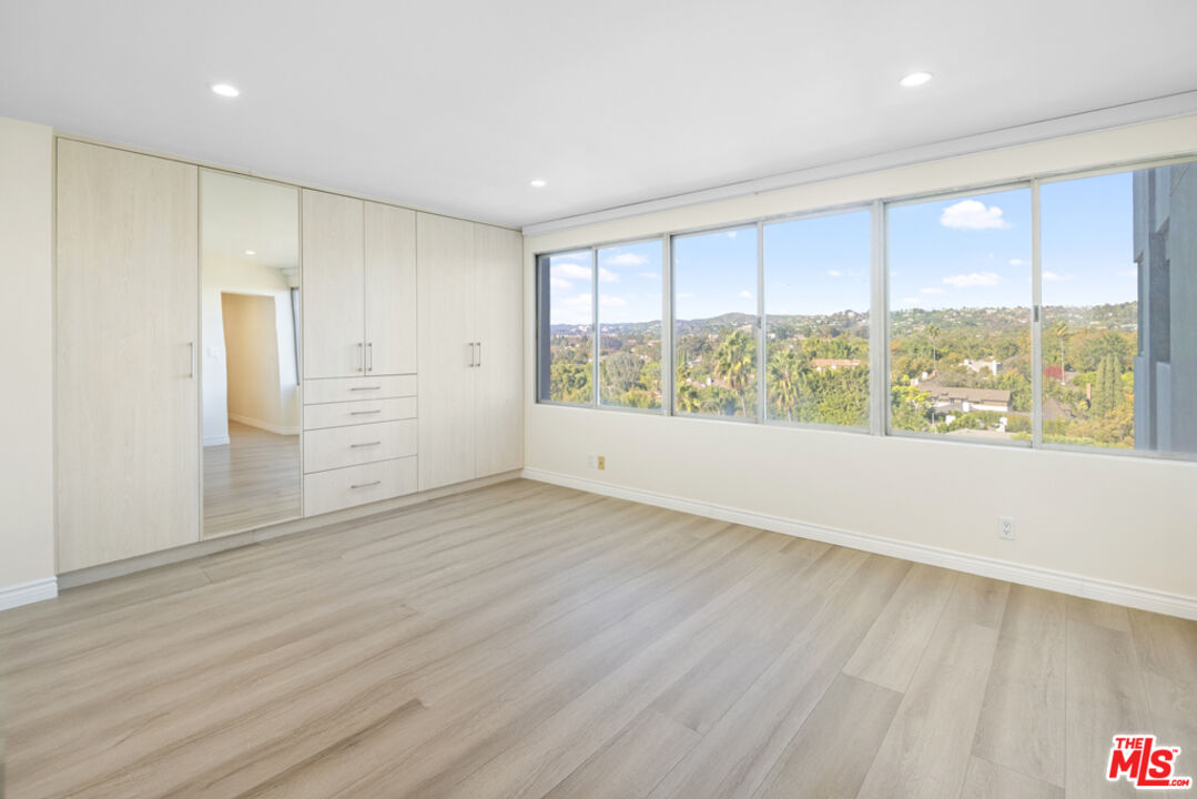 865 Comstock Ave Unit: 10D/E