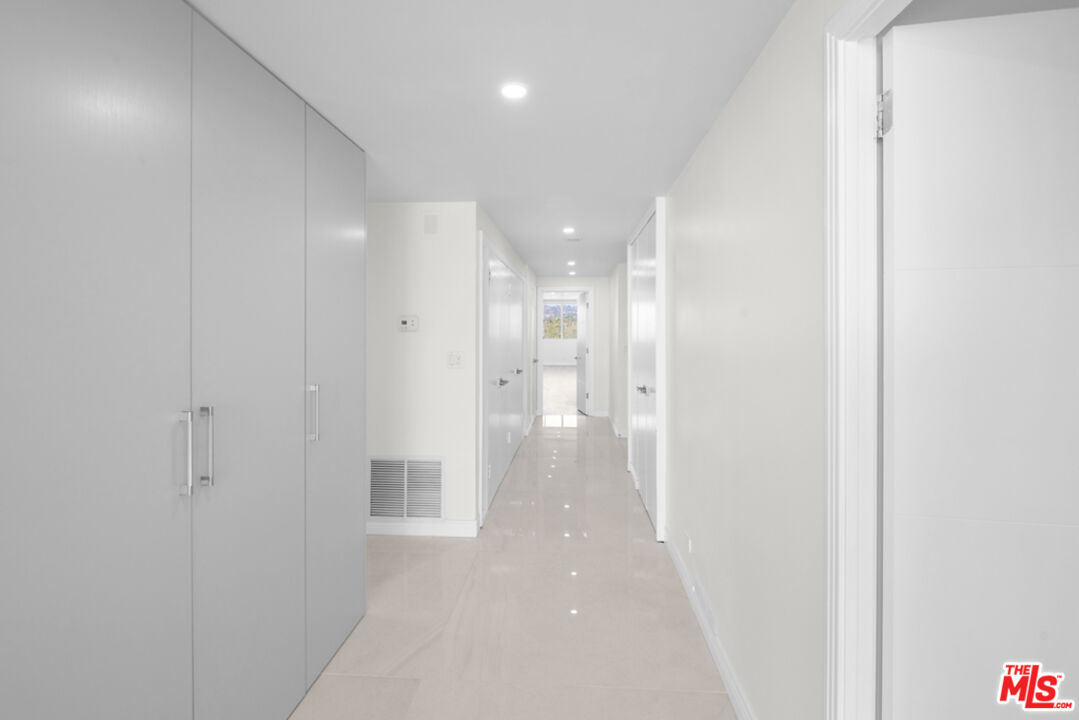 865 Comstock Ave Unit: 10D/E