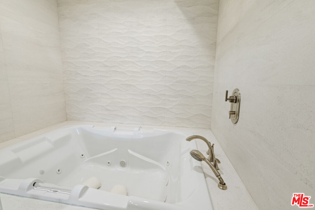 865 Comstock Ave Unit: 10D/E