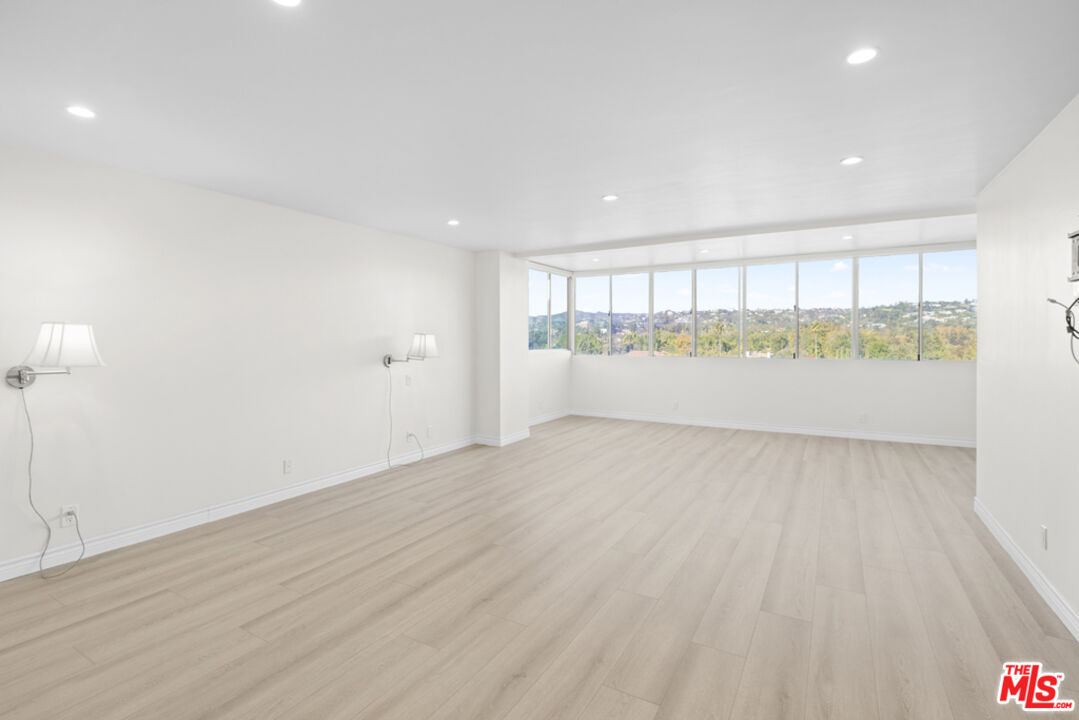 865 Comstock Ave Unit: 10D/E