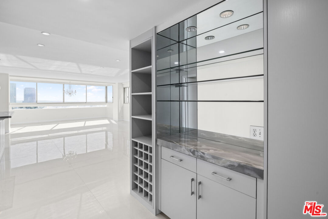 865 Comstock Ave Unit: 10D/E