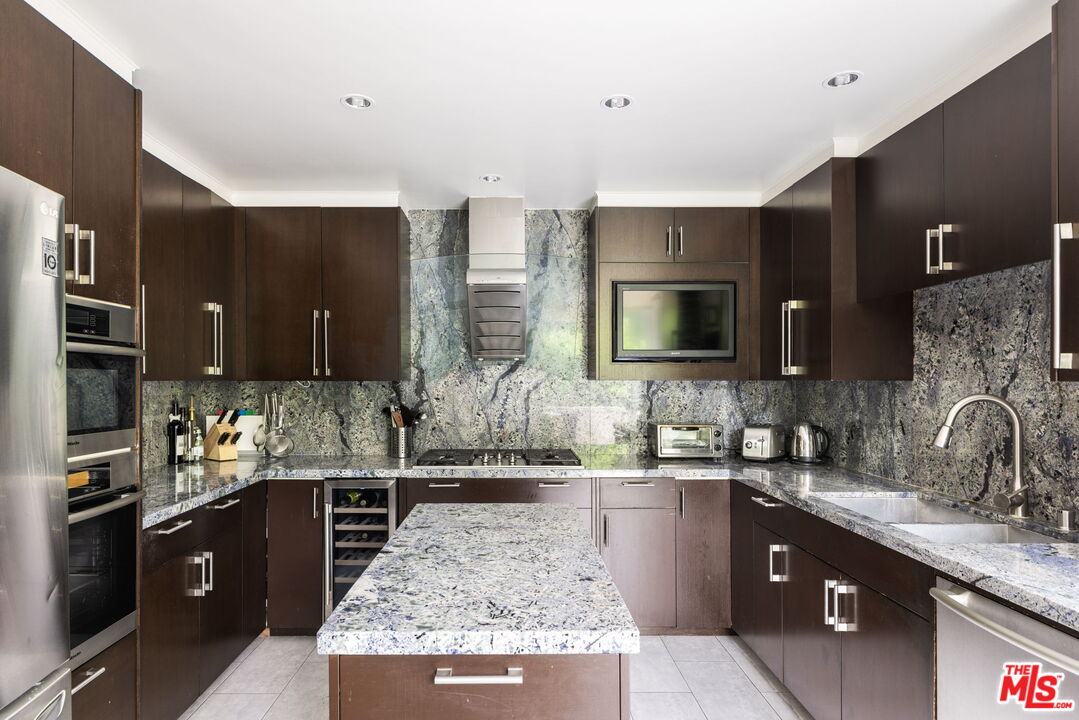 211 S Spalding Dr Unit: N105