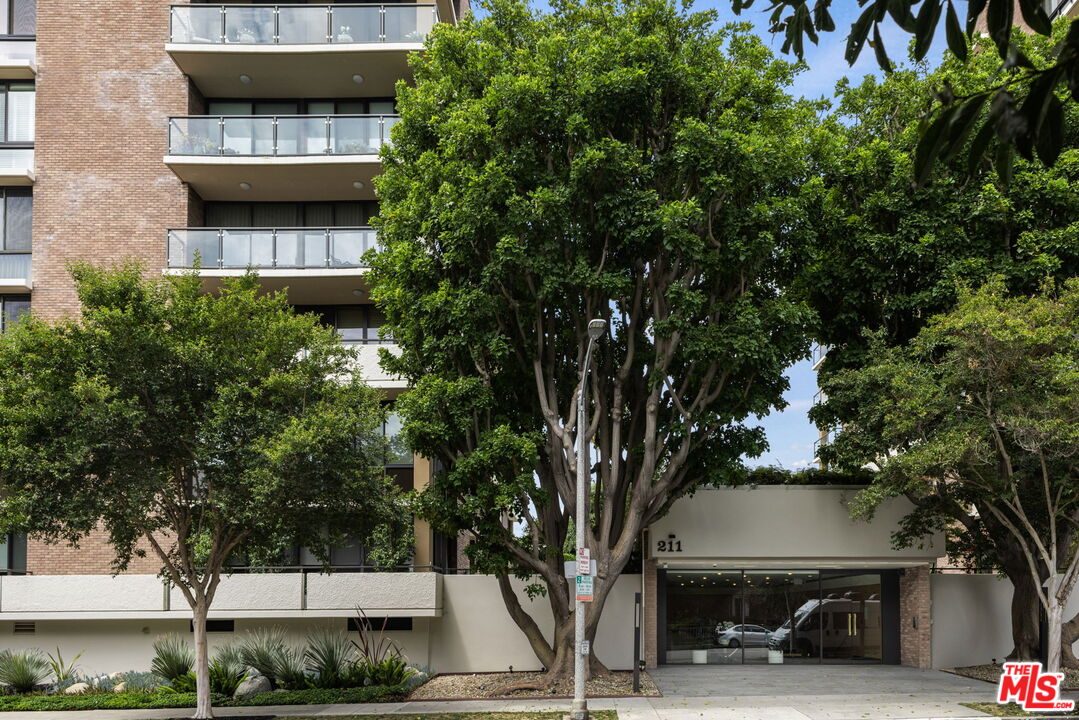 211 S Spalding Dr Unit: N105