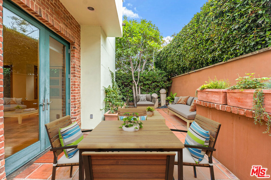 2323 S Beverly Glen Blvd Unit: 1