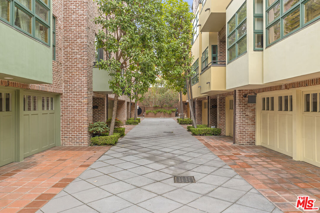2323 S Beverly Glen Blvd Unit: 1