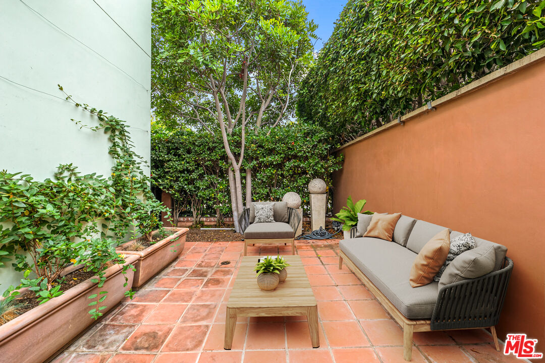 2323 S Beverly Glen Blvd Unit: 1