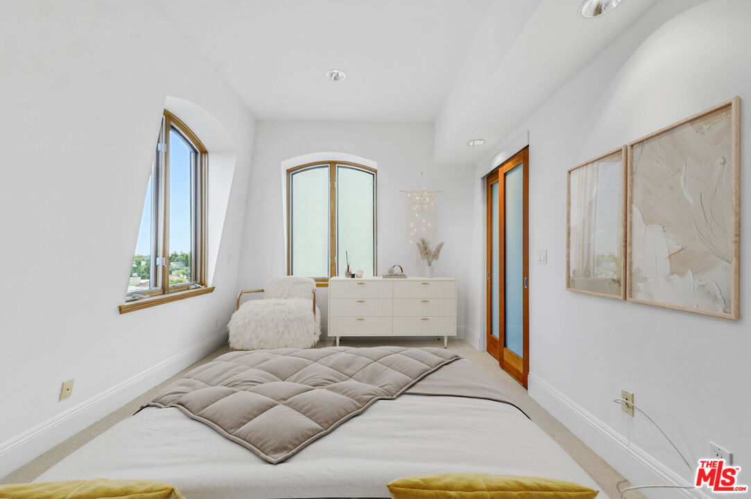 2323 S Beverly Glen Blvd Unit: 1