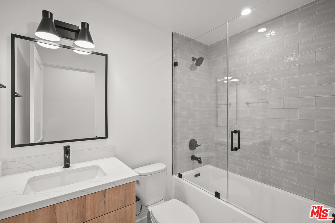 966 Sanborn Ave Unit: C