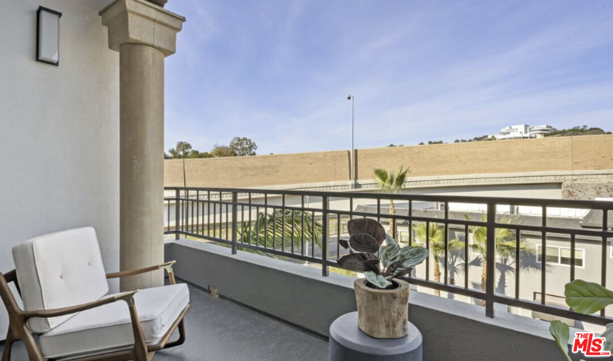 130 S Sepulveda Blvd Unit: 302