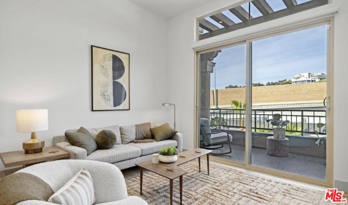 130 S Sepulveda Blvd Unit: 302