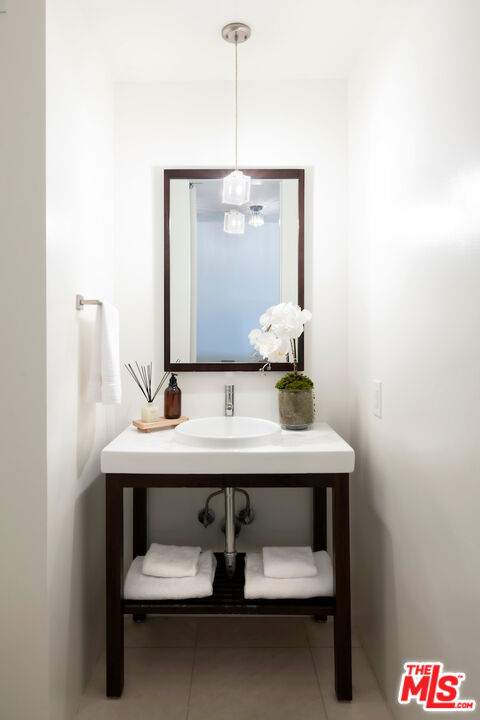 1100 Alta Loma Rd Unit: 705