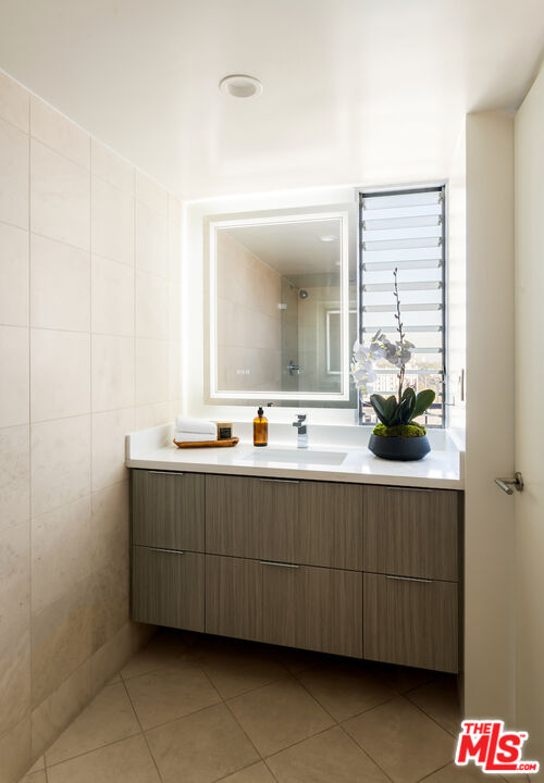 1100 Alta Loma Rd Unit: 705